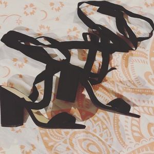 🔥NWOT🔥WRAP AROUND HEEL SANDALS🔥